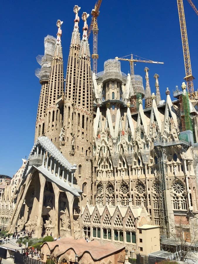 Tribute to God: La Sagrada Familia in Barcelona – Earth Vagabonds